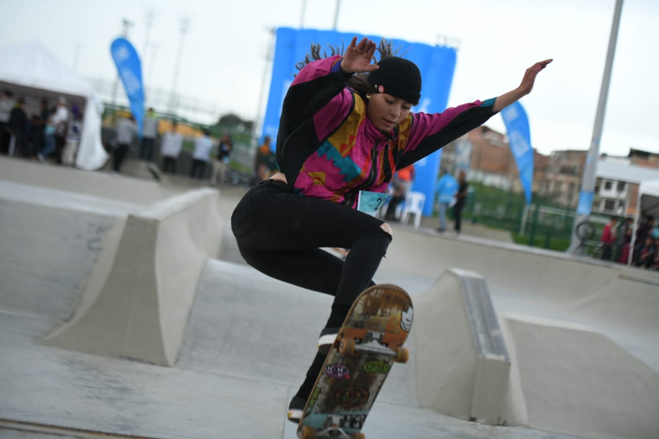 Deportista mujer practica skate