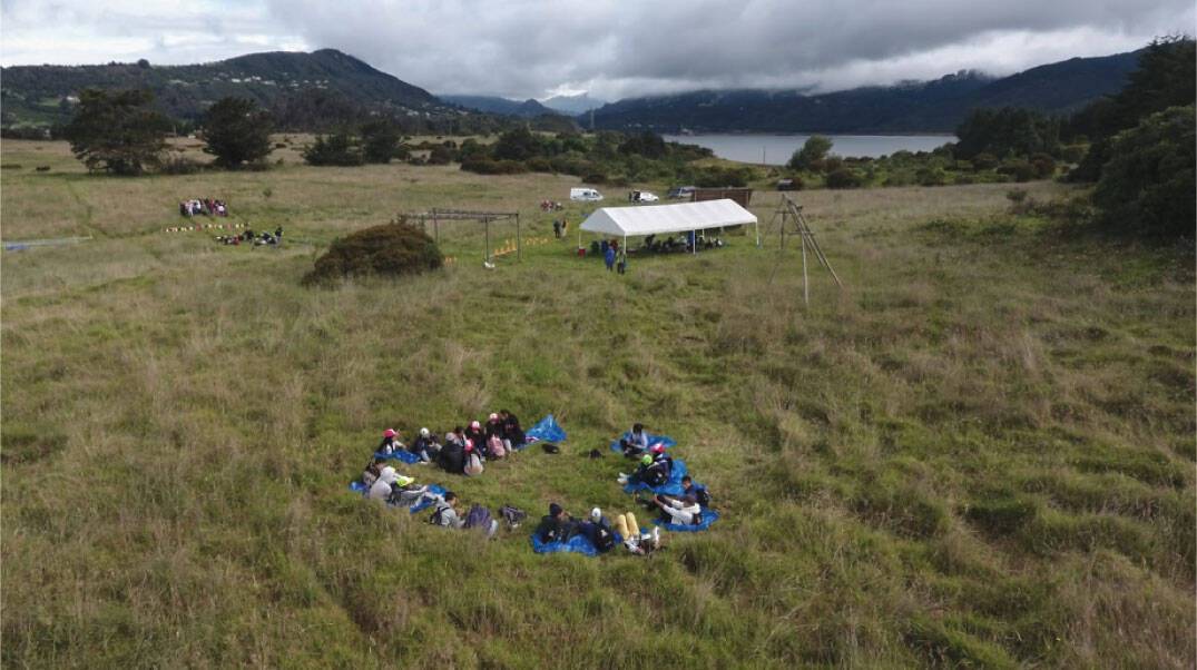 Fotografía de un embalse y campamentos