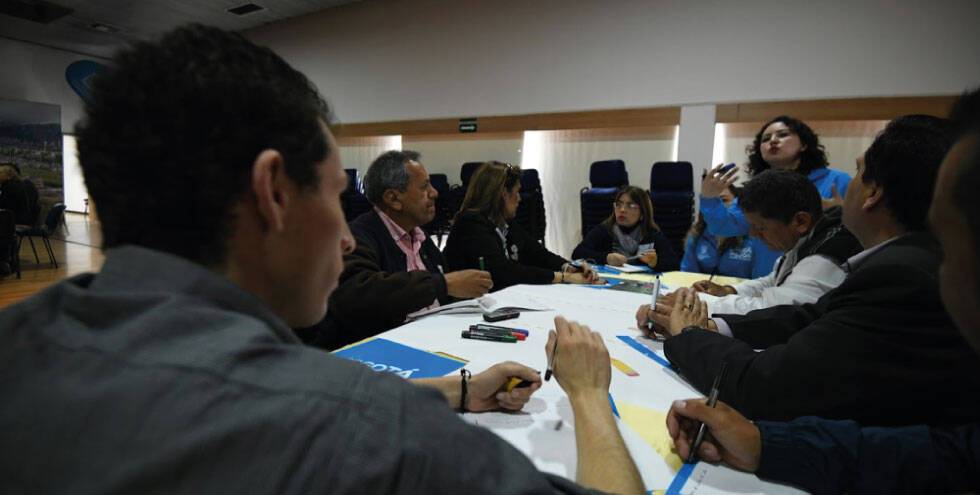 personas dialogando