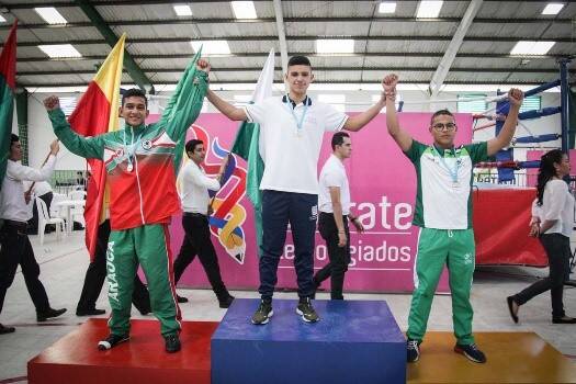 deportistas en el podio