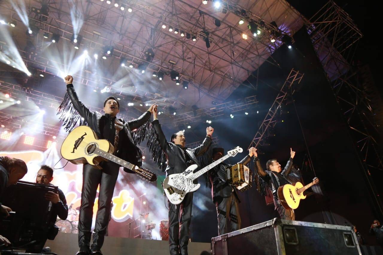 cantantes en tarima