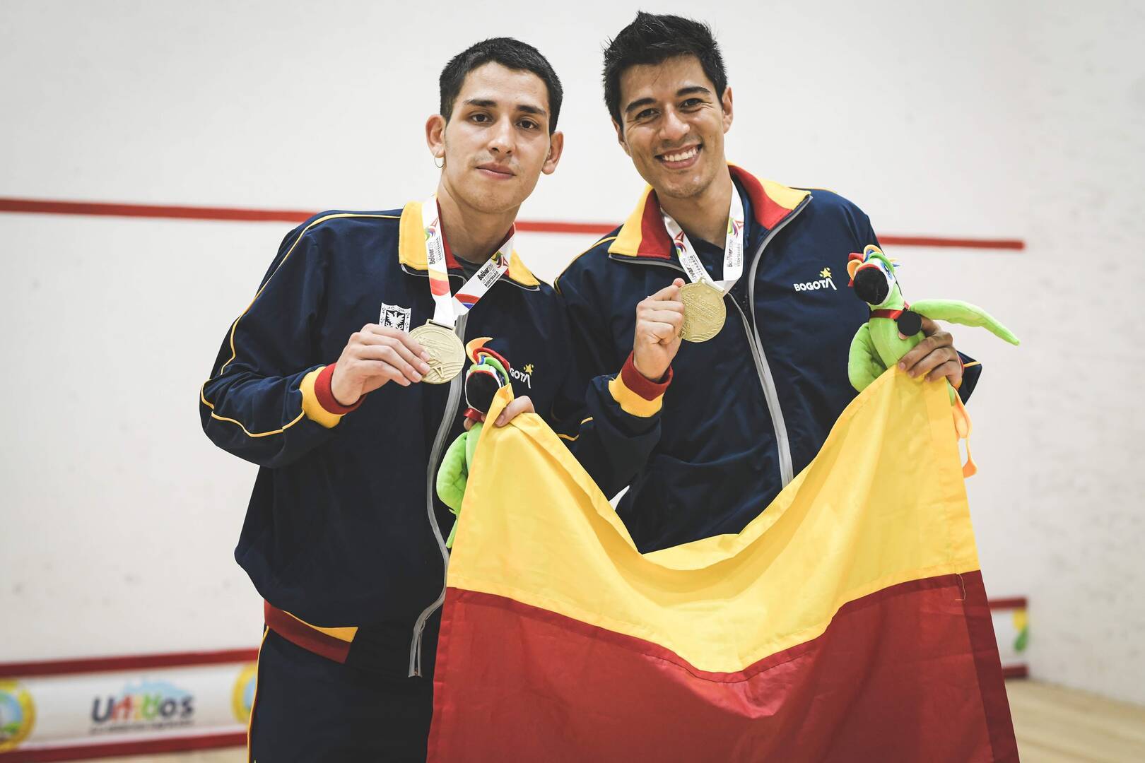 deportista con bandera de bogotá