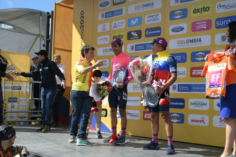 alcaldeza con deportistas en el podio