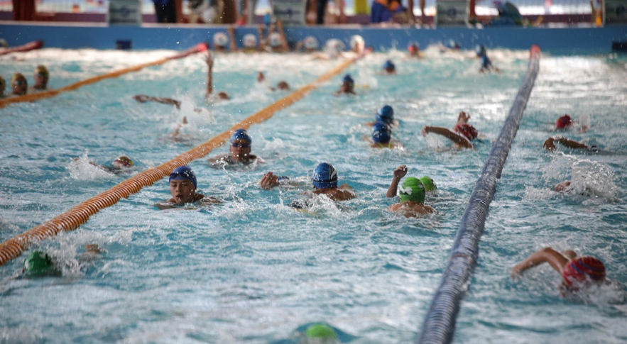 personas nadando en piscina