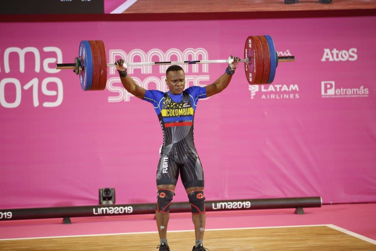 deportista levantando pesas