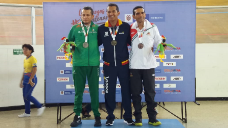 deportistas en el podio