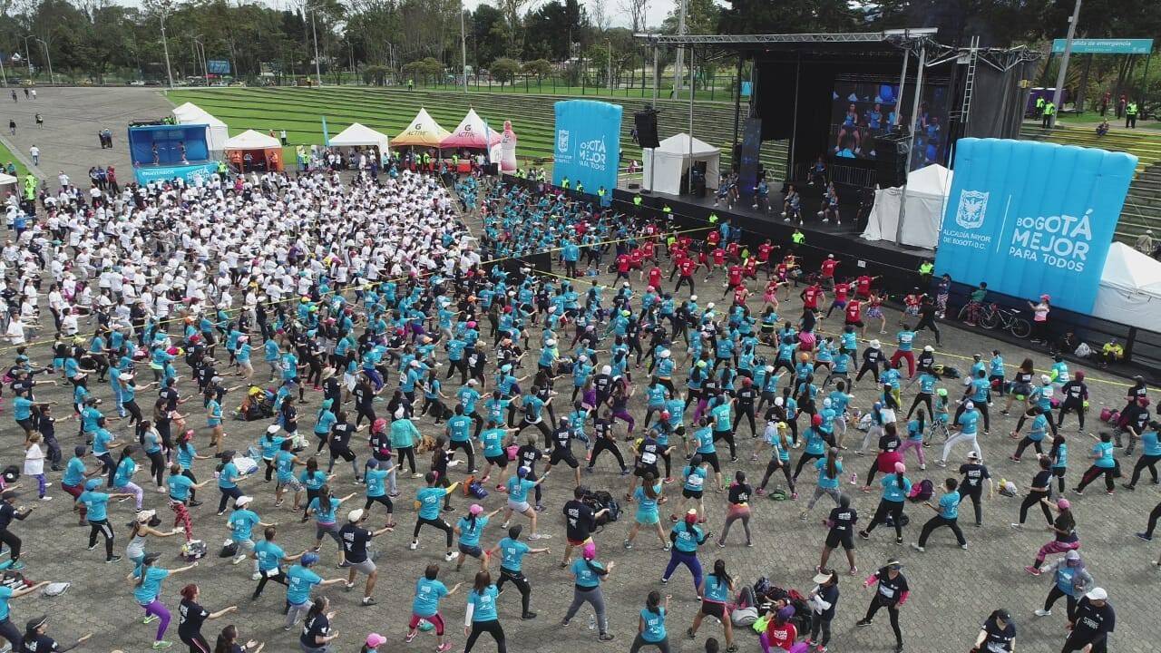 multitud de personas participan en recreovía