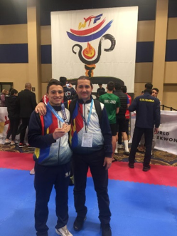 Anthony Castellanos con su medalla