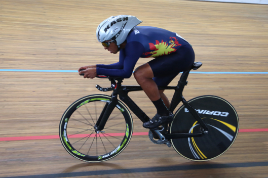 Diego Dueñas en bicicleta