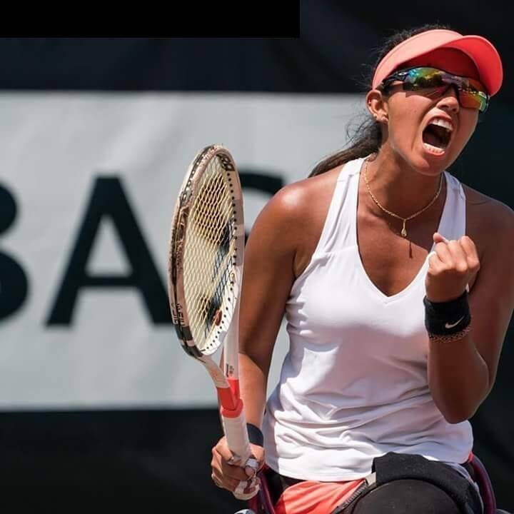 María Angélica Bernal jugando tenis en silla de ruedas