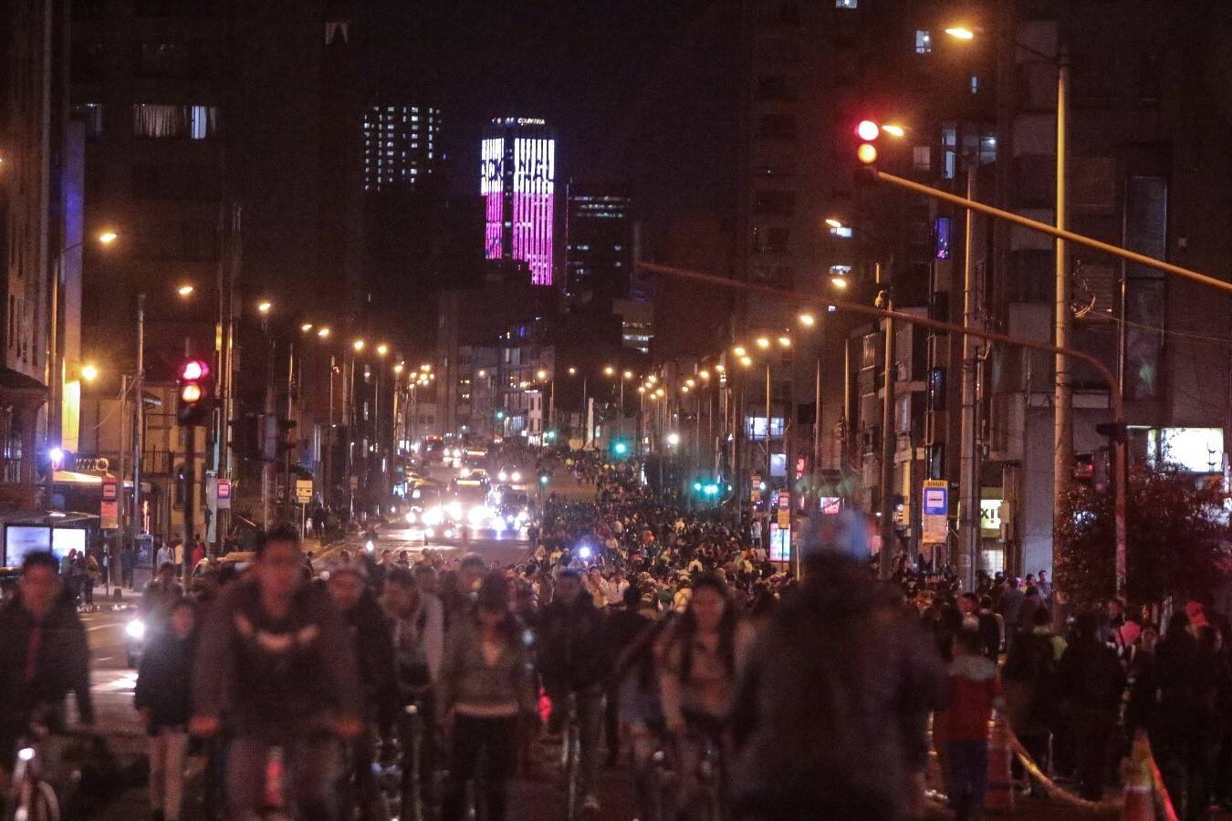 personas en ciclovía nocturna