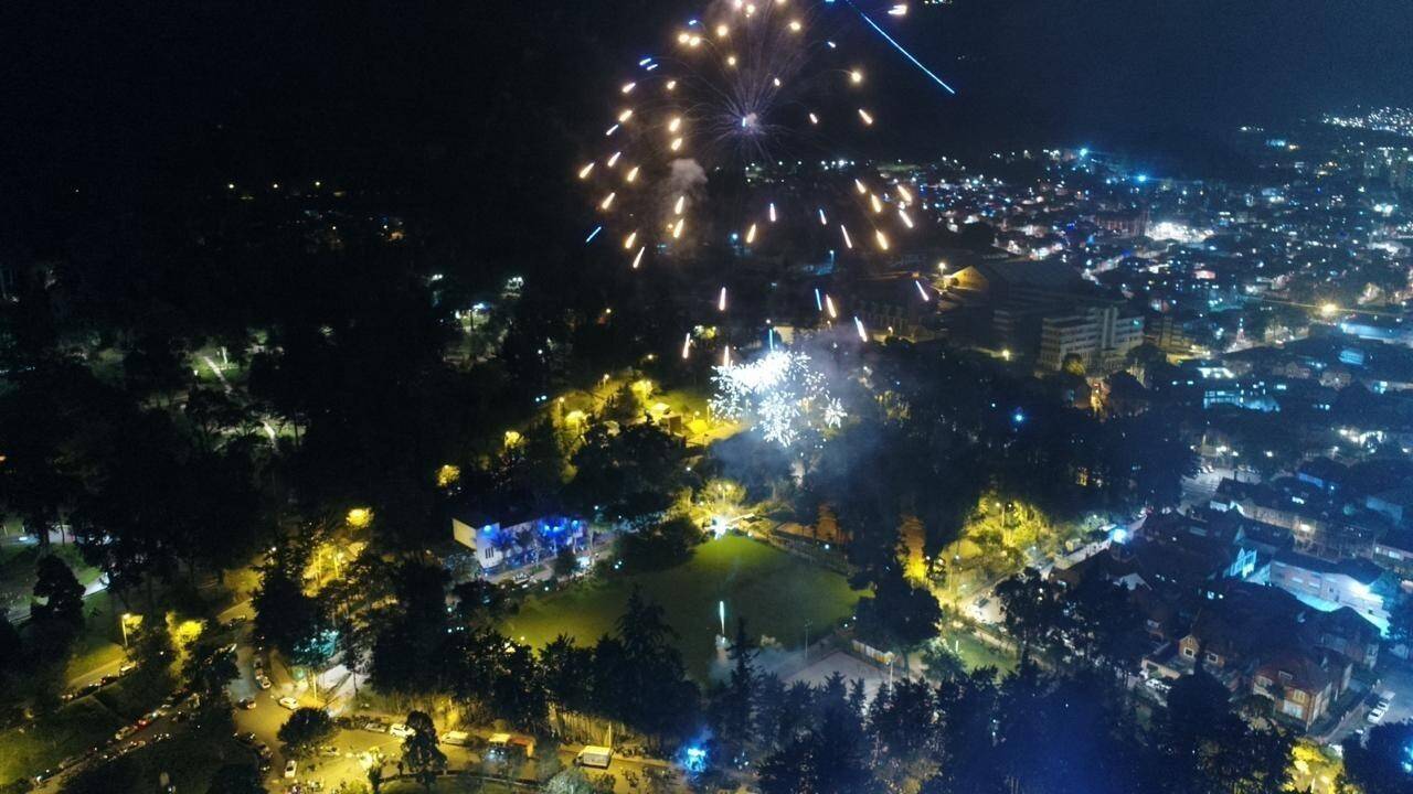 vista aérea de parque y juegos pirotécnicos