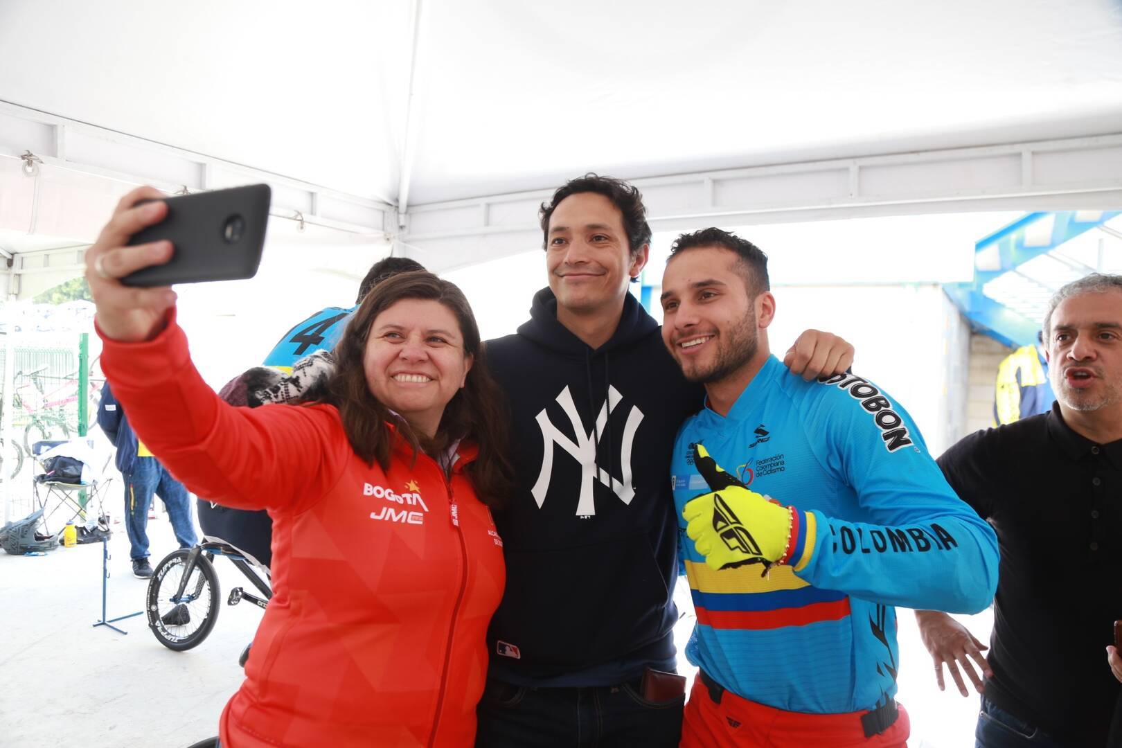 La directora del IDRD, Blanca Durán, y el subdirector de Parques, Javier Suárez, con Carlos Ramírez celebrando.   