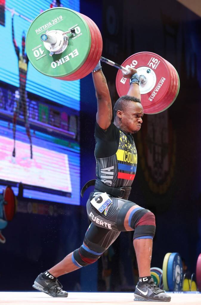 deportista levantando pesas