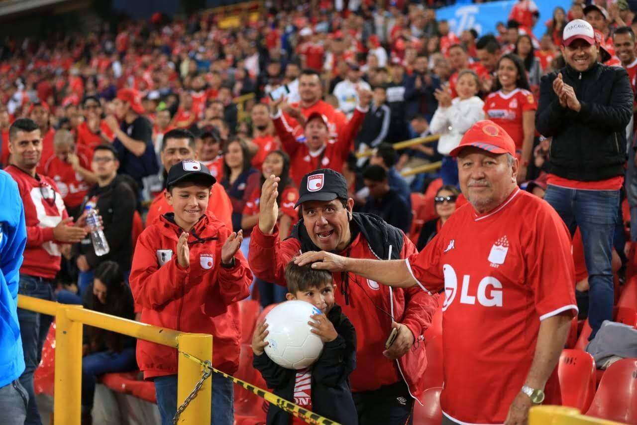 Hinchas de fútbol celebran