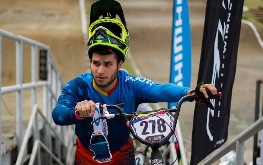 Carlos Ramírez en su bmx