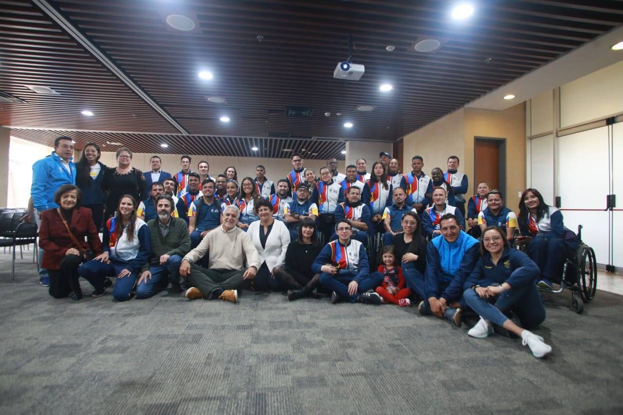 alcalde peñalosa junto a deportistas