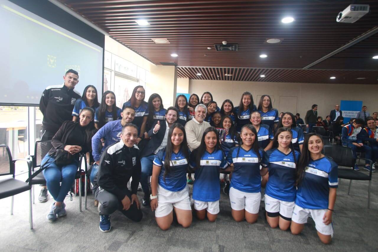 El equipo femenino de fútbol y el Alcalde 