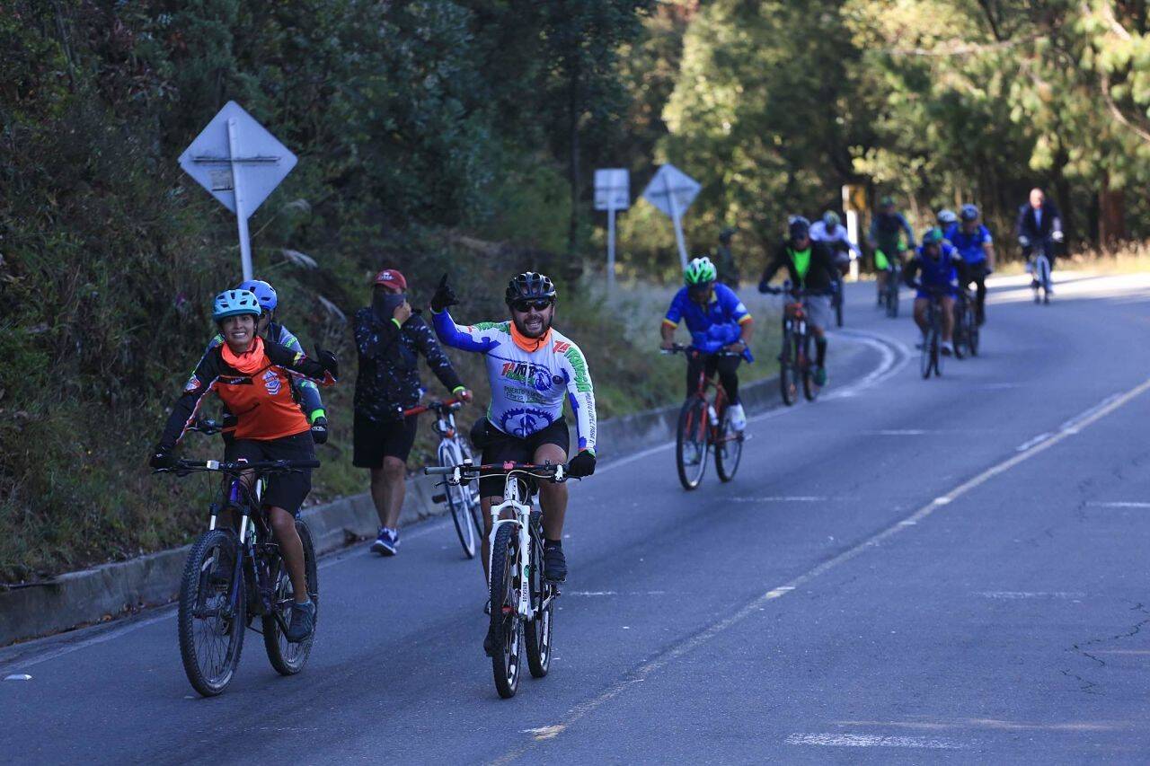 Personas en bicicleta saludan