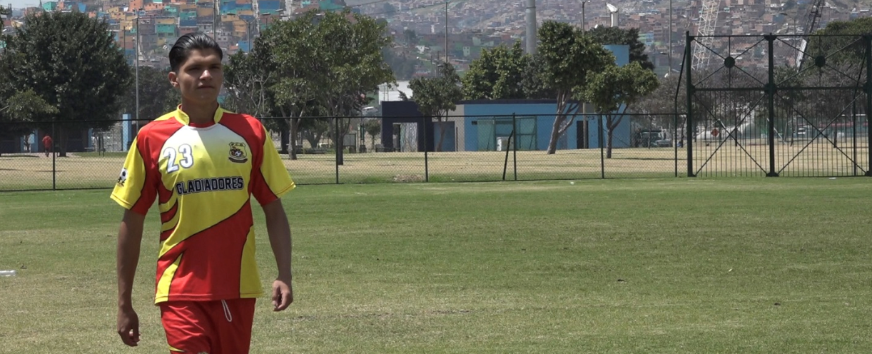 Hombre en cancha sintética
