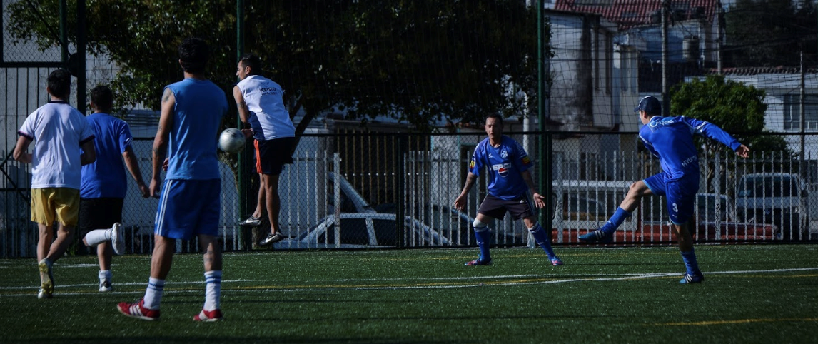 hombres juegan fútbol