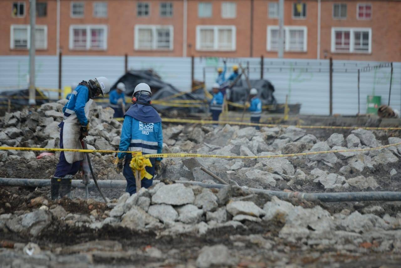 trabajadores de la obra en construcción