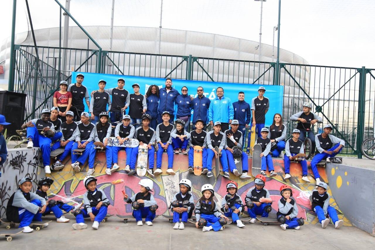 Niños sentados en pista de skate