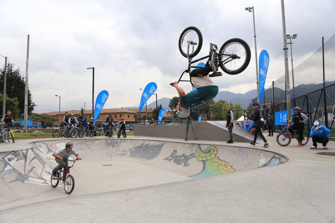 Personas practican en pista de skate con bicicletas