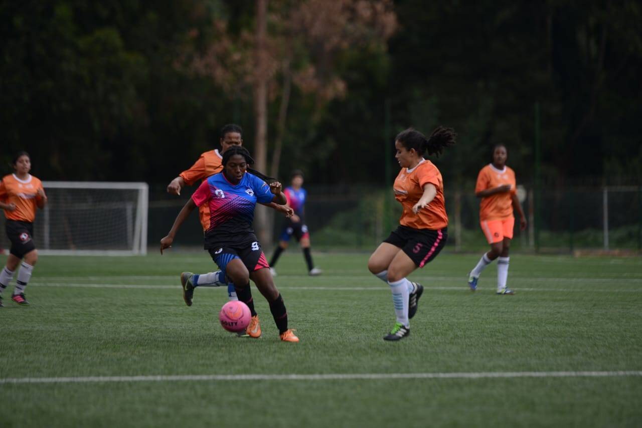 Equipos femeninos de fútbol en competencia