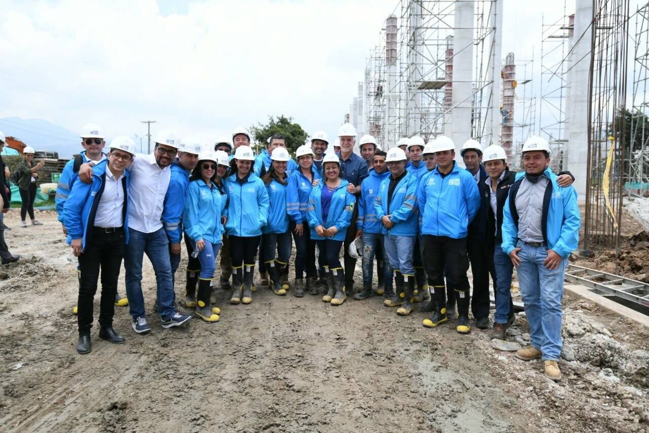 Alcalde Peñalosa junto a trabajadores de la obra