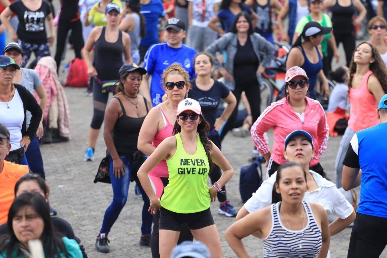 Mujer disfruta de la recreovía