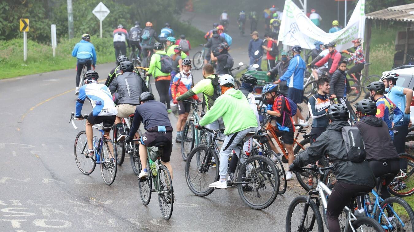 aglomeracion de ciclistas