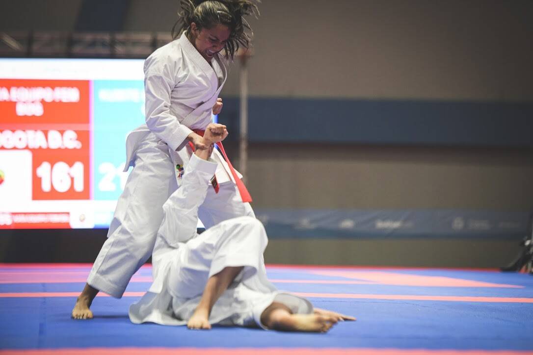 deportistas de karate compitiendo