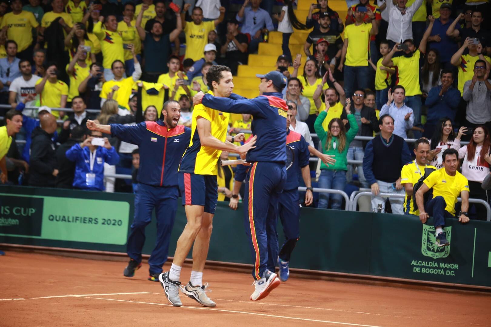 deportistas celebrando