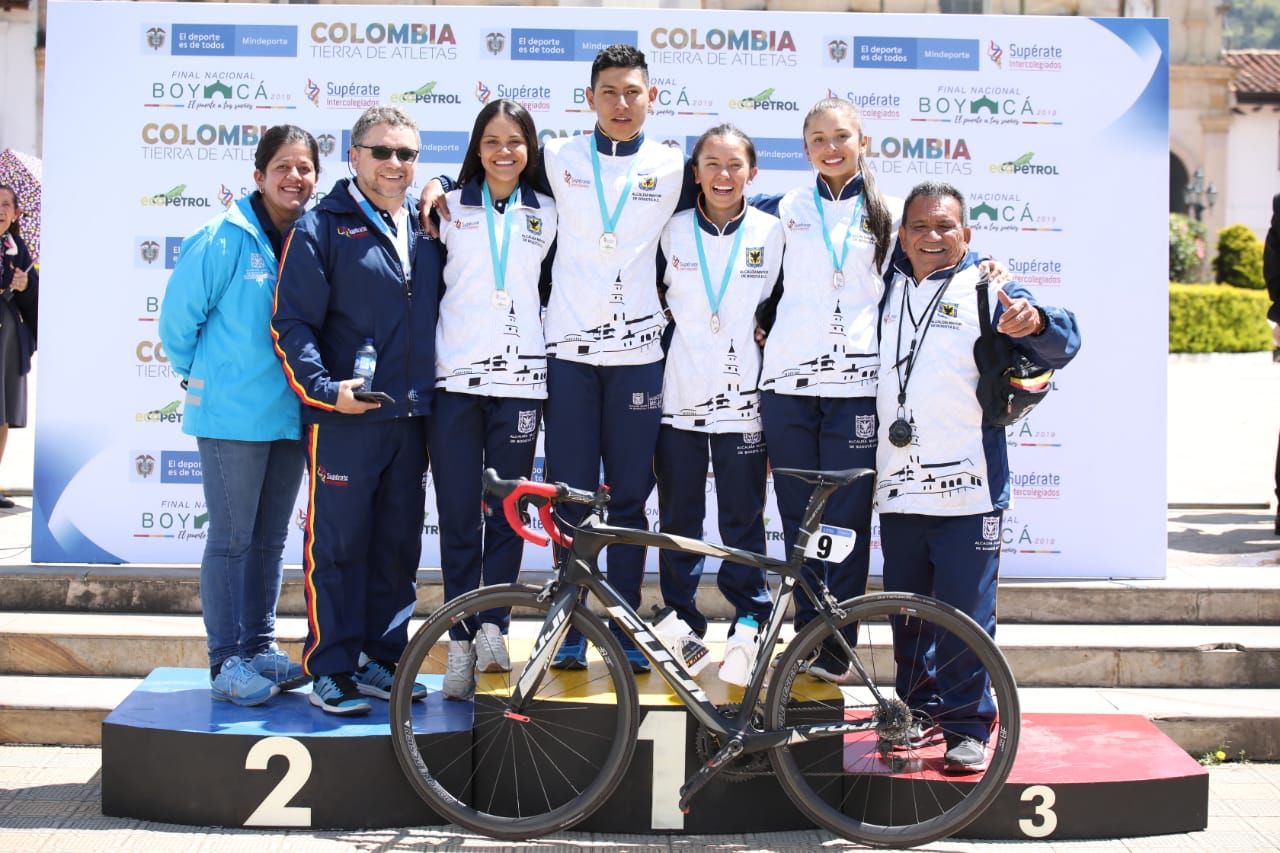 deportistas en el podio
