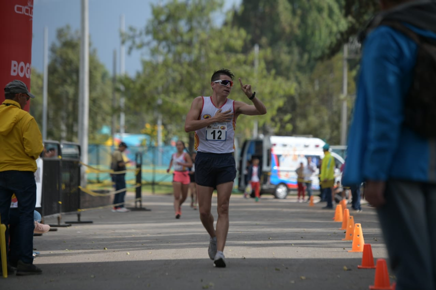 deportista marchando