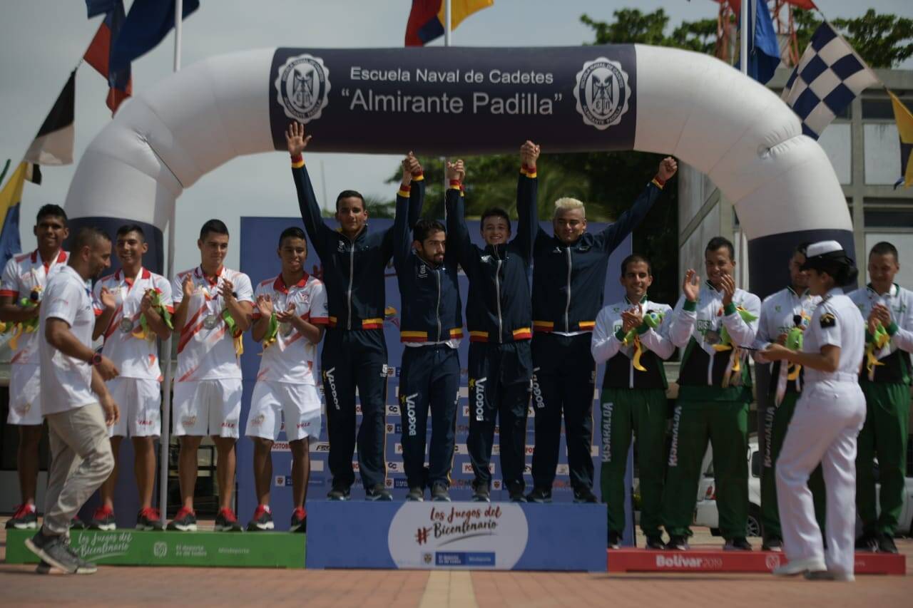 deportistas en el podio