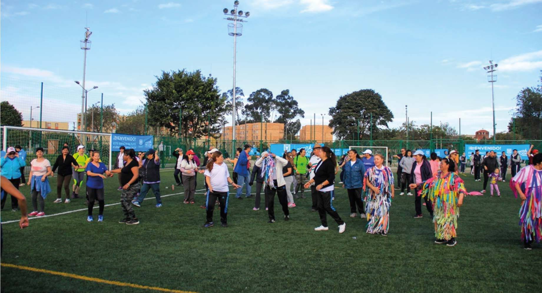 Usuarios disfrutando de una de las canchas sintéticas