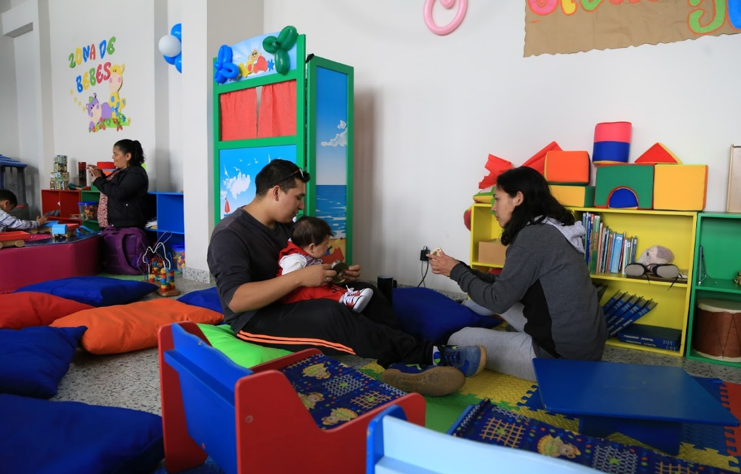 personas con sus hijos