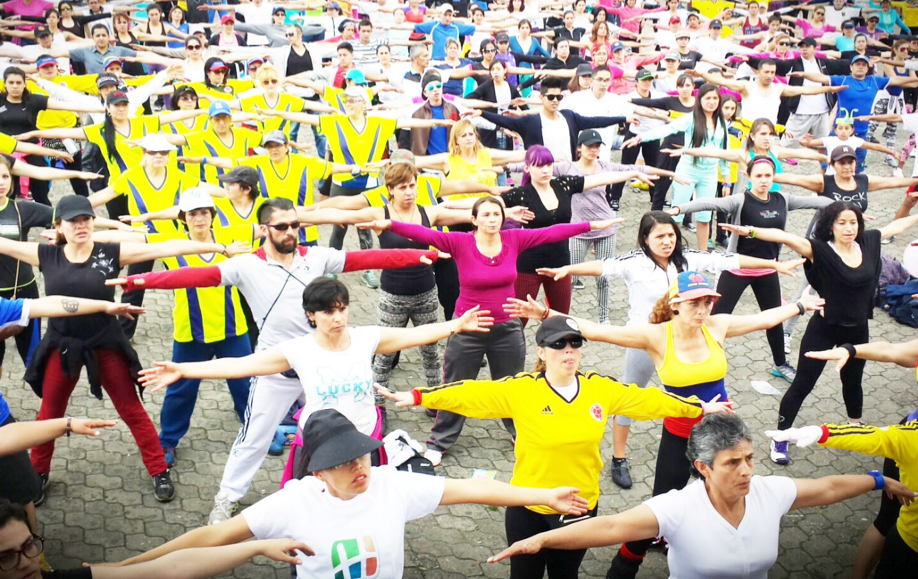 personas ejercitándose en un parque
