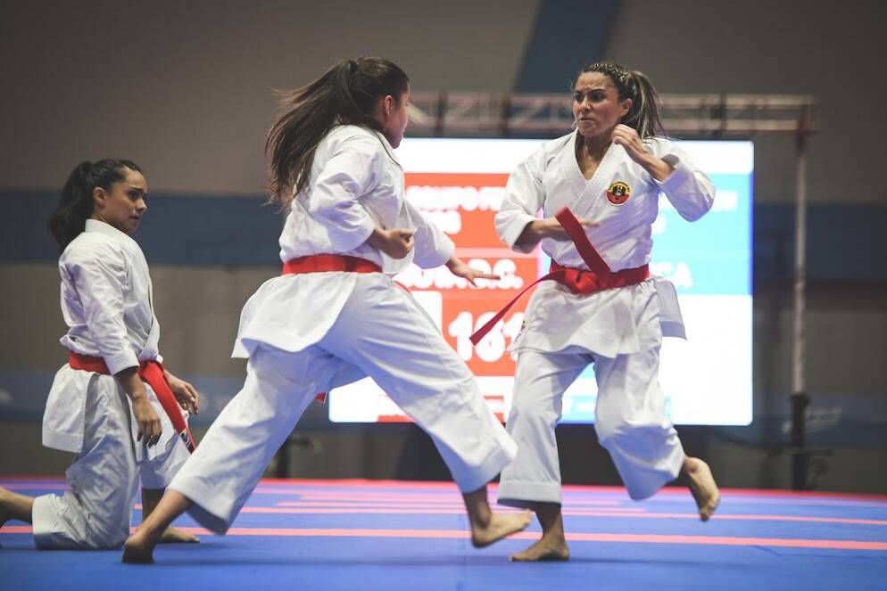 deportistas de karate compitiendo