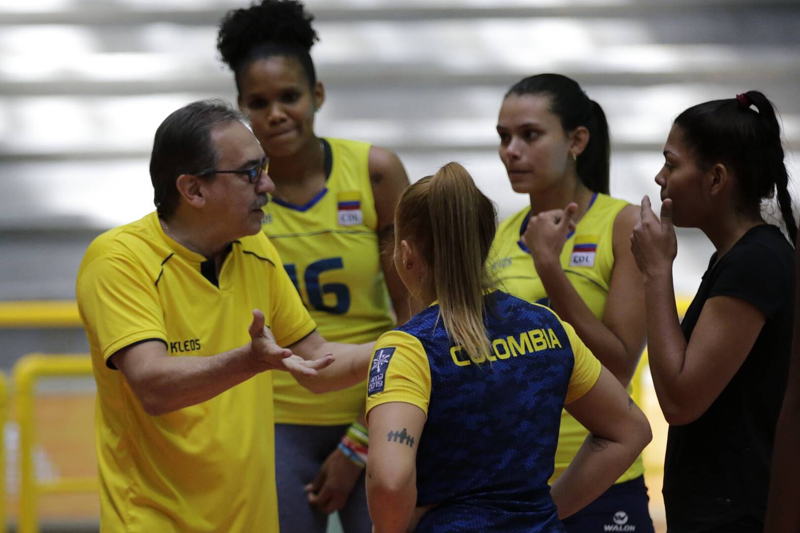 jugadoras de volley entrenando