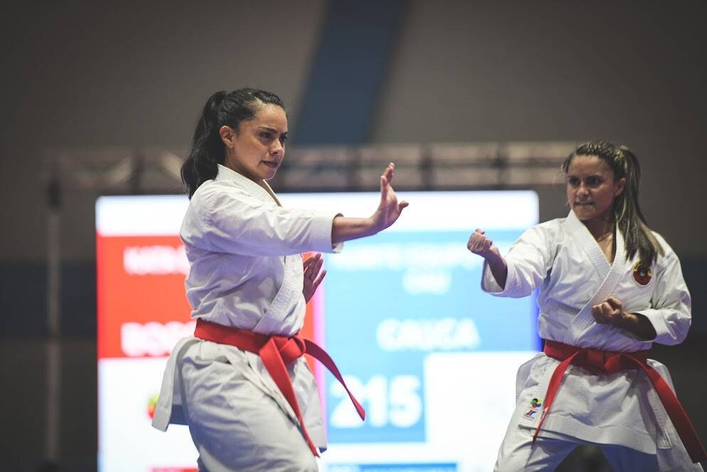 deportistas de karate compitiendo
