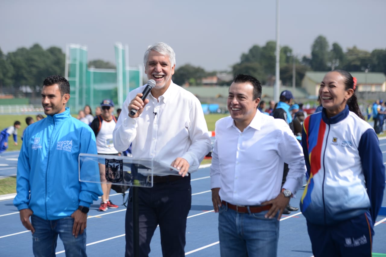 Alcalde Peñalosa habla en micrófono