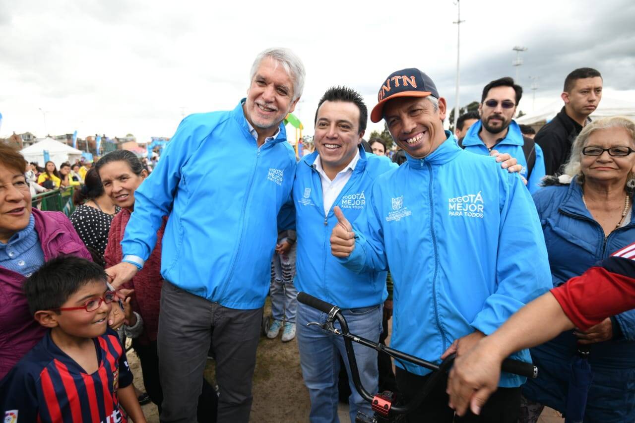 alcalde peñalosa junto a personas del idrd