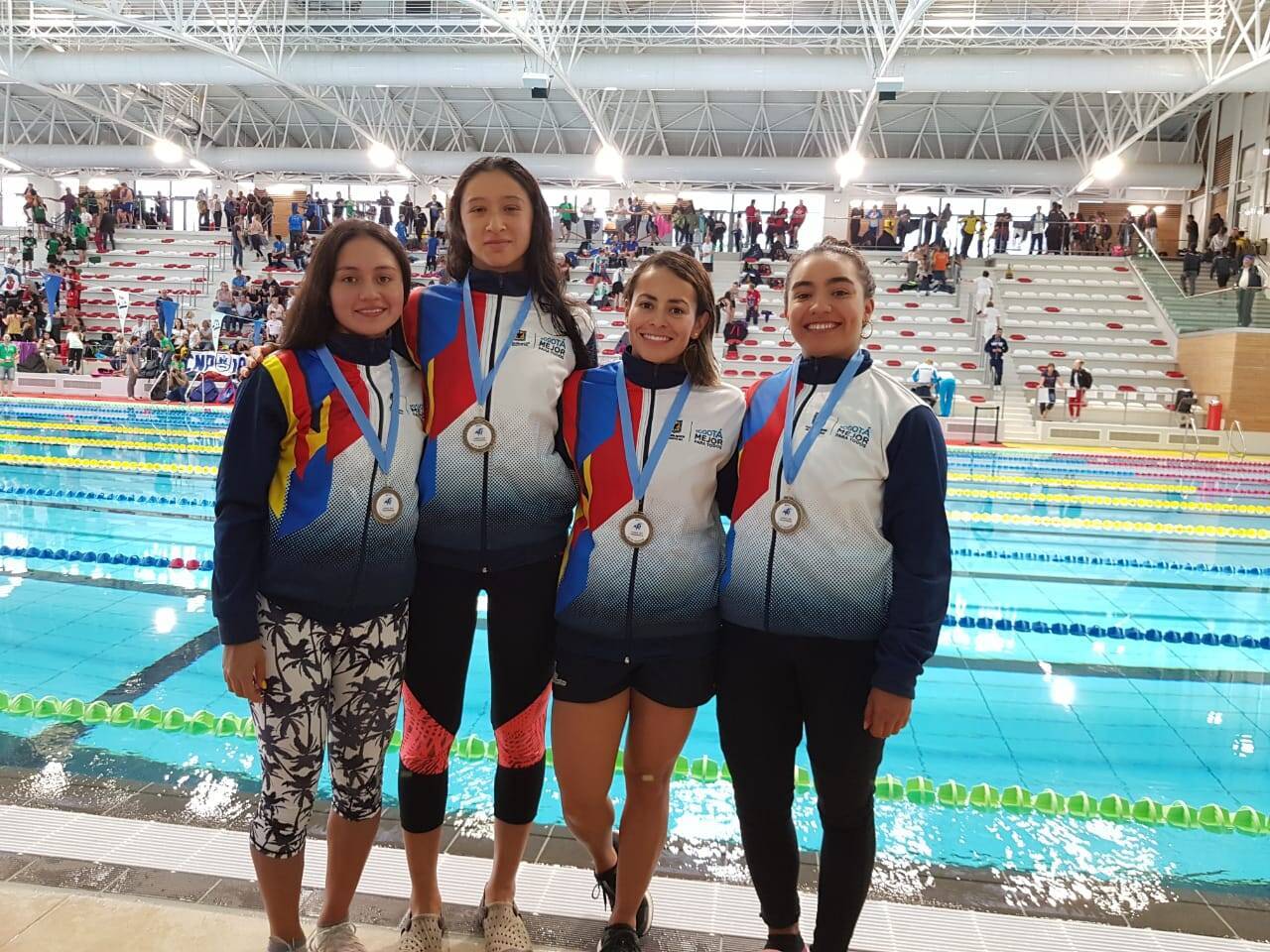 Deportistas femeninas de natación con aletas