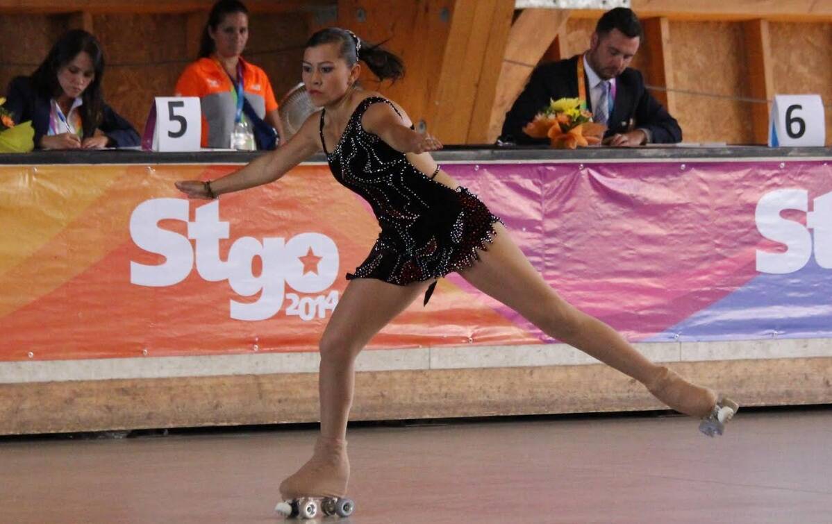 Deportista practica patinaje artístico