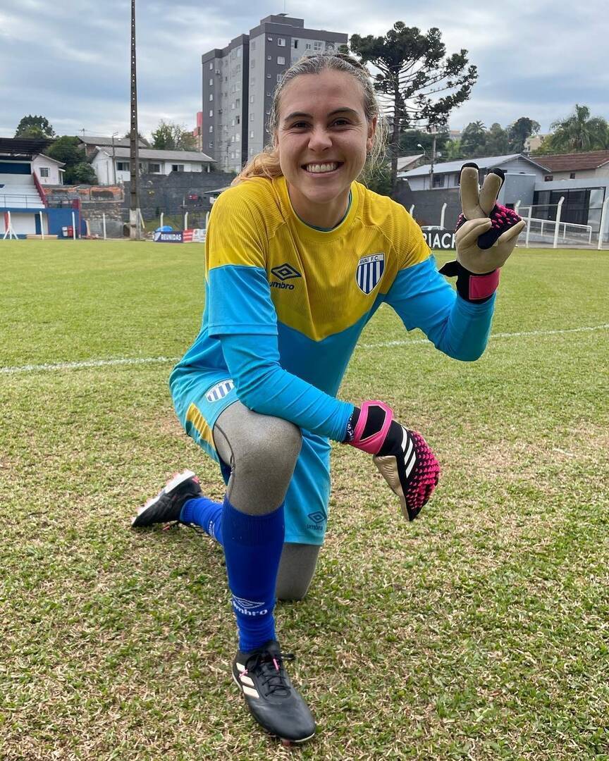 19-Catalina Pérez Jaramillo (fútbol femenino): Con 29 años, y tras superar una grave lesión, llega a sus primeros Juegos Olímpicos, dispuesta a ser el cerrojo del arco nacional y llevar a la Selección Colombia al menos a las semifinales.