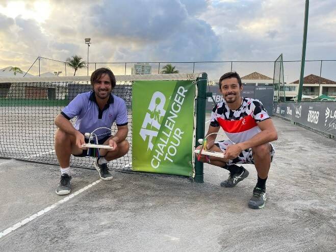 Cristian Rodríguez (der.) y el ecuatoriano Diego Hidalgo 