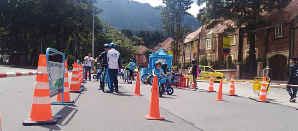Personas participando de la Escuela de la Bicicleta